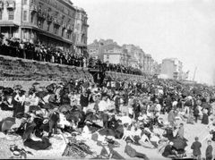A-packed-beach-and-parade-opposite-the-Queens-Hotel-1906.